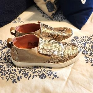 HeyDudes size 8 high top slip on